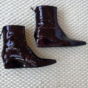 Stuart Weitzman Women’s Brown Gloss Tortoise Ankle Pointed Toe Boot 6 Wedge Heel